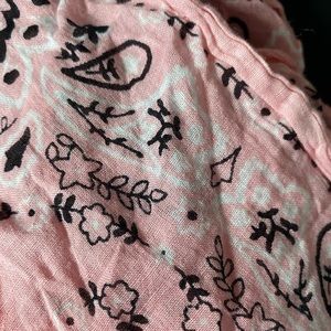 Casual, flowy pink bandana.
